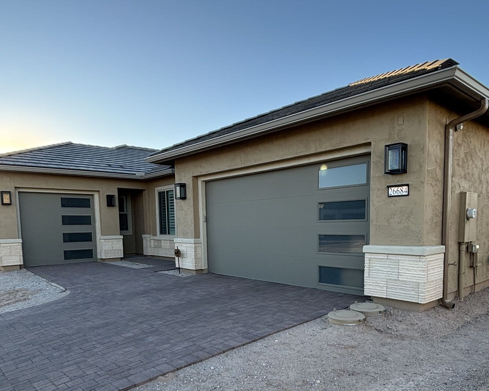 New construction seamless aluminum gutter and downspout, Phoenix desert home — Grizzly Rain Gutters